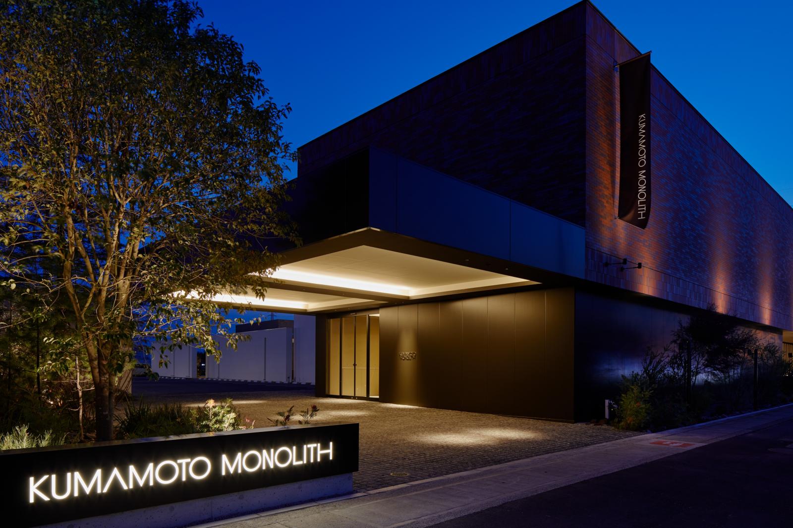 ライトアップされて幻想的に輝くモダンなゲストハウス