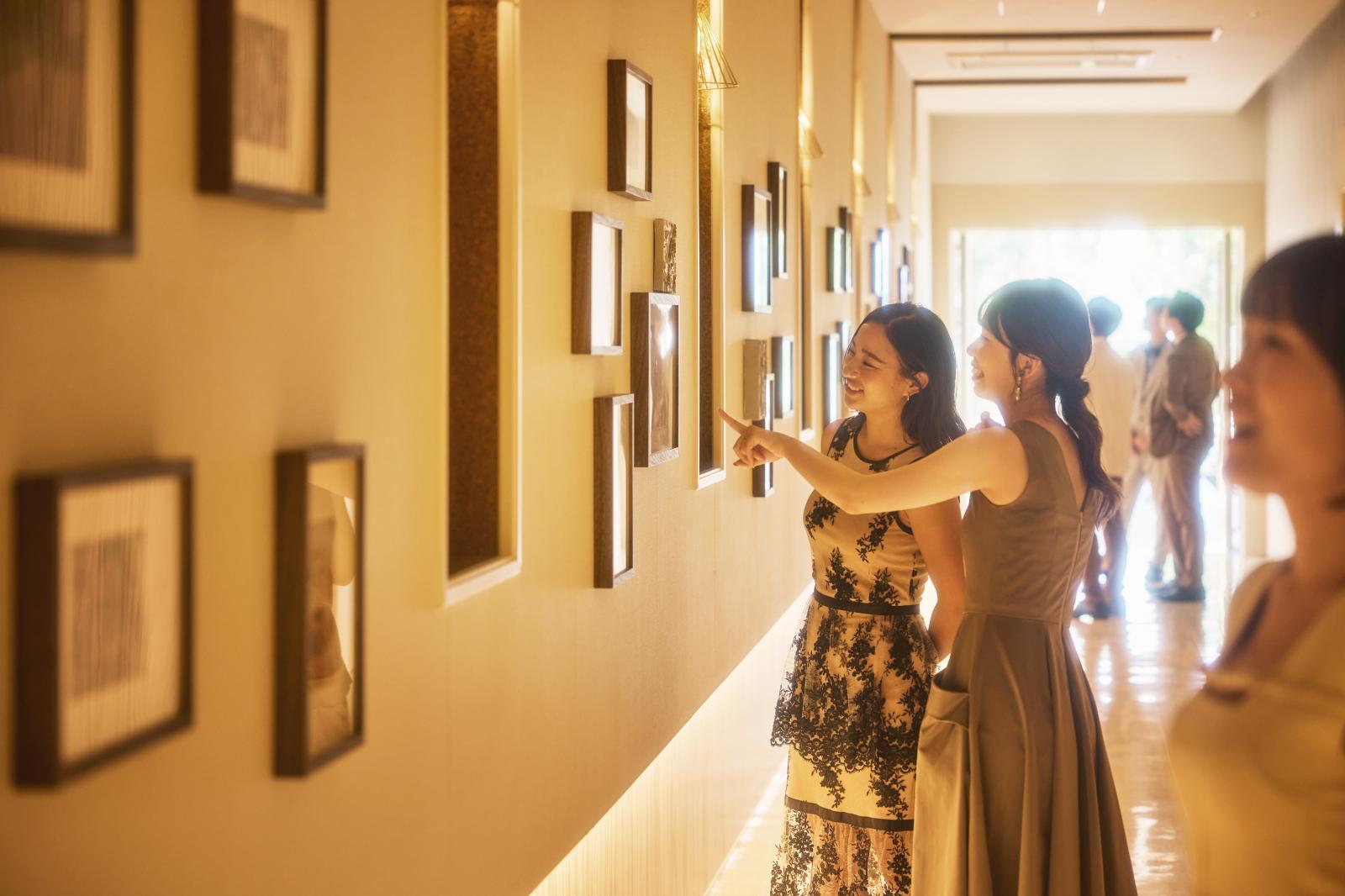 ふたりの歩みを辿る、想い出の写真が並ぶメモリアルロード