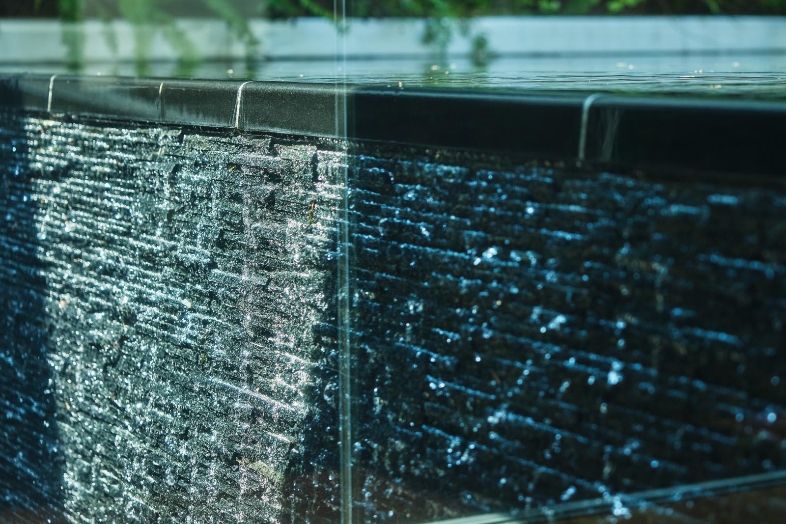 水の流れやせせらぎ音を立体的に感じることができる独立型チャペル