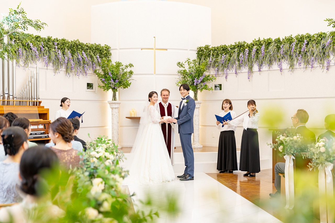 木の温もりを感じられるチャペルで、大切な方々に見守られるあたたかな時間が過ごせる