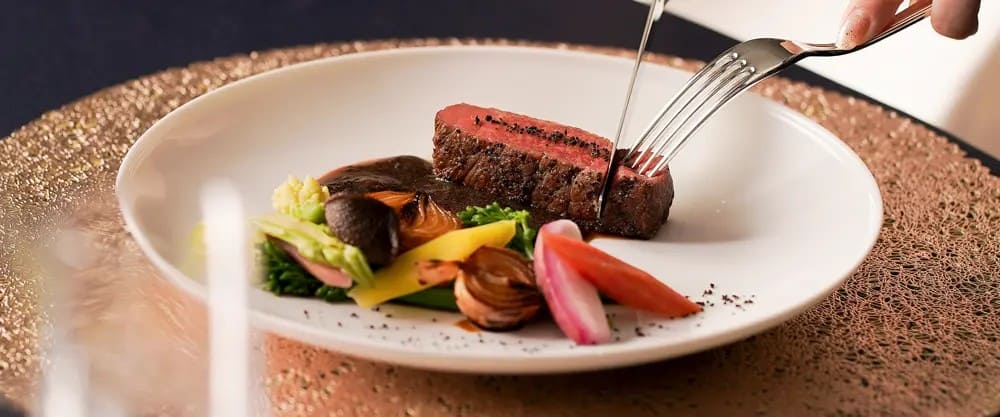 宮崎牛フィレ肉と季節野菜を、トリュフが香るマリエールオークパイン延岡特製ソースで仕上げた料理長渾身の一皿。五感で楽しむ感動の料理で、一生の思い出に残るおもてなしを叶えます。