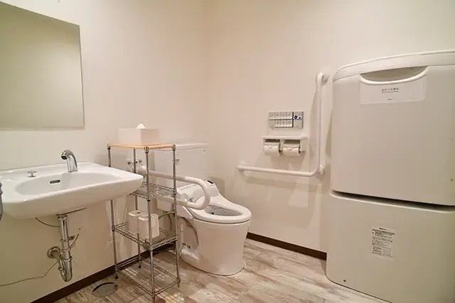 どなたでも快適に。おむつ交換台、広々多目的トイレで、すべてのゲストに安心のひとときを。