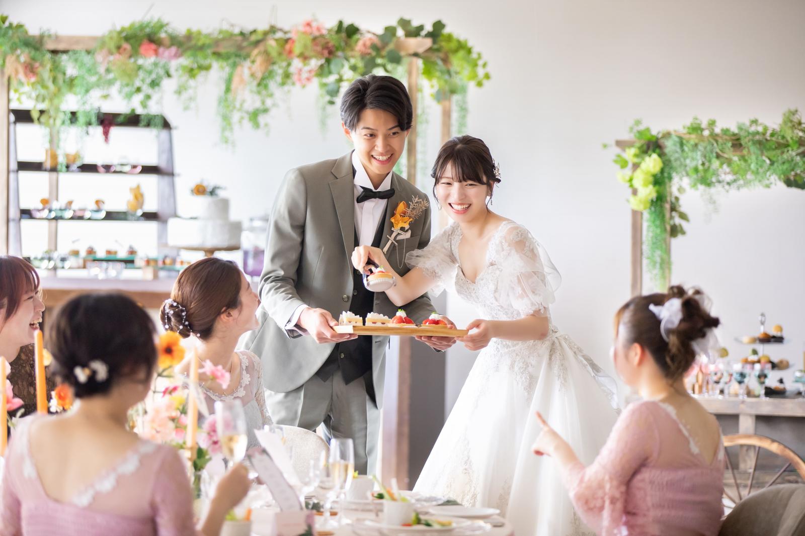 笑顔あふれる特別な一日。新郎新婦から大切なゲストへ、感謝のデザートサーブ。