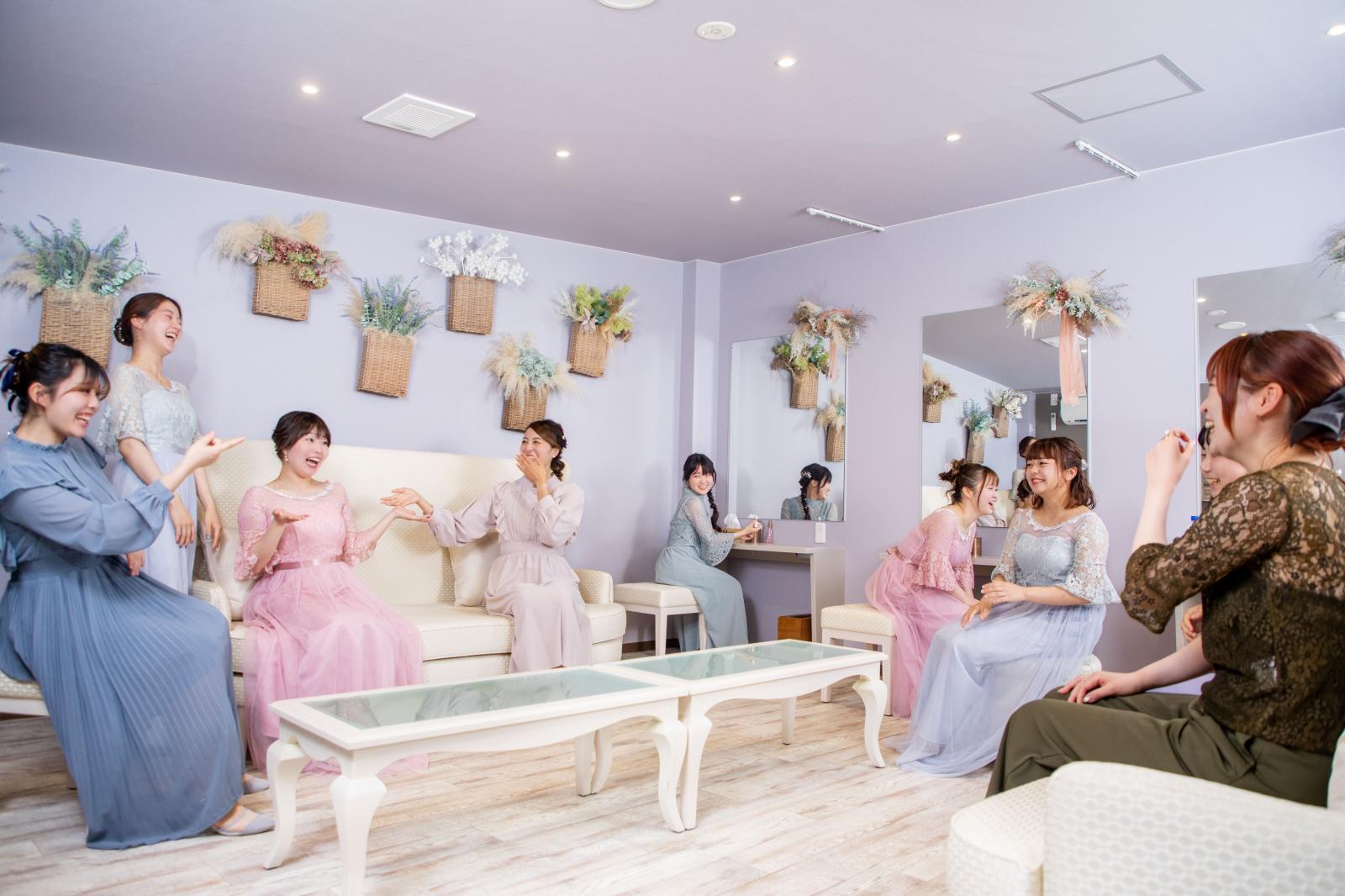 女性に嬉しいパウダールーム。広々ソファと大きな鏡で、お着替えやメイク直し中も会話が弾む特別な空間。