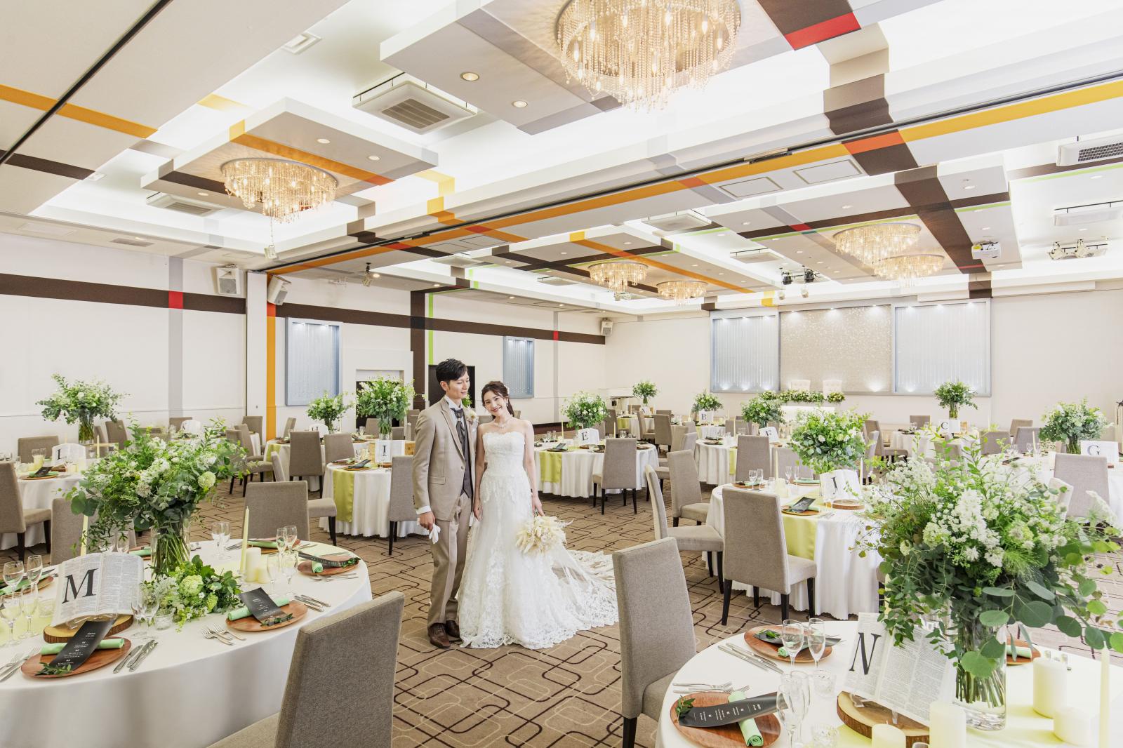 白とグリーンを基調とした爽やかな装花が映える！ふたりらしい色使いで叶える大人かわいいパーティ空間。