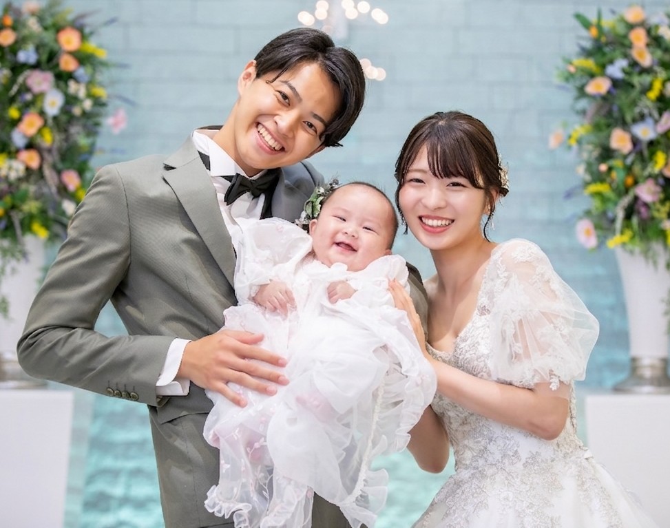 パパとママに抱かれてにっこり笑顔。チャペルの光に包まれる、家族3人の愛おしいフォトウエディング。