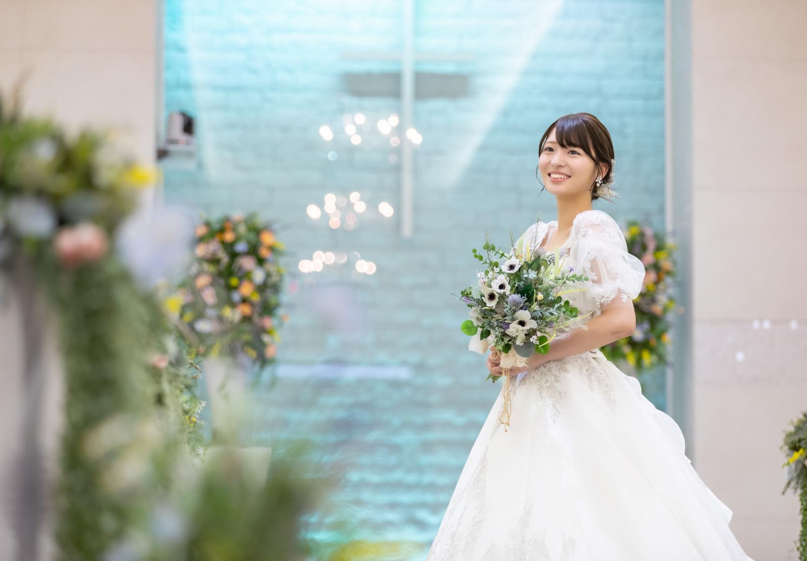 透き通る青に包まれて、光きらめく聖なる舞台。チャペルで、花嫁のピュアな笑顔が未来を優しく照らします。