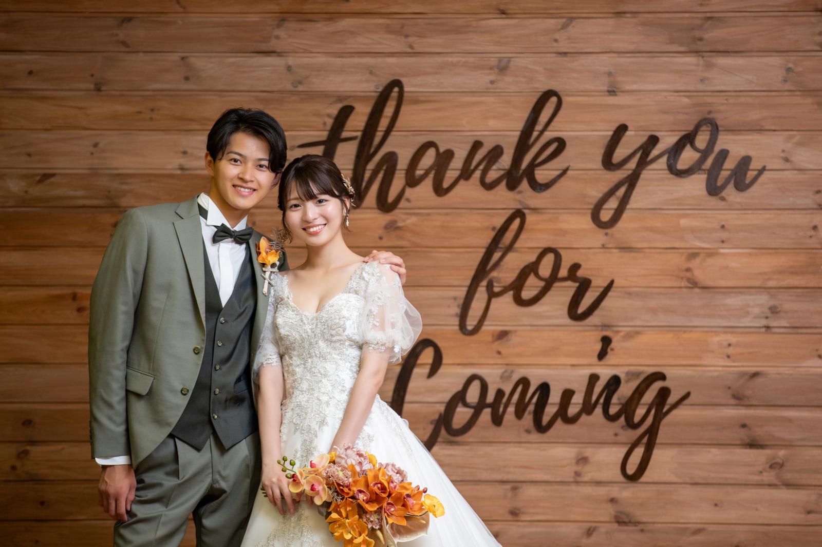 温もり溢れるウッドウォールに描かれた「thank you for coming」のメッセージ。ゲストへの感謝が伝わるフォトブースで、最高の笑顔を思い出の一枚に残して。