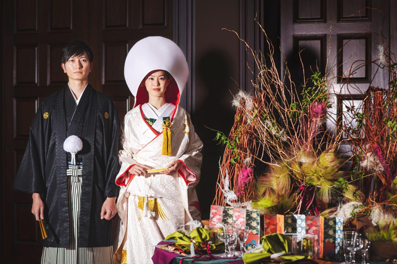 モダンな会場に映える、凛とした白無垢と紋付袴。伝統美が薫る大人の和婚スタイルも美しく叶います。