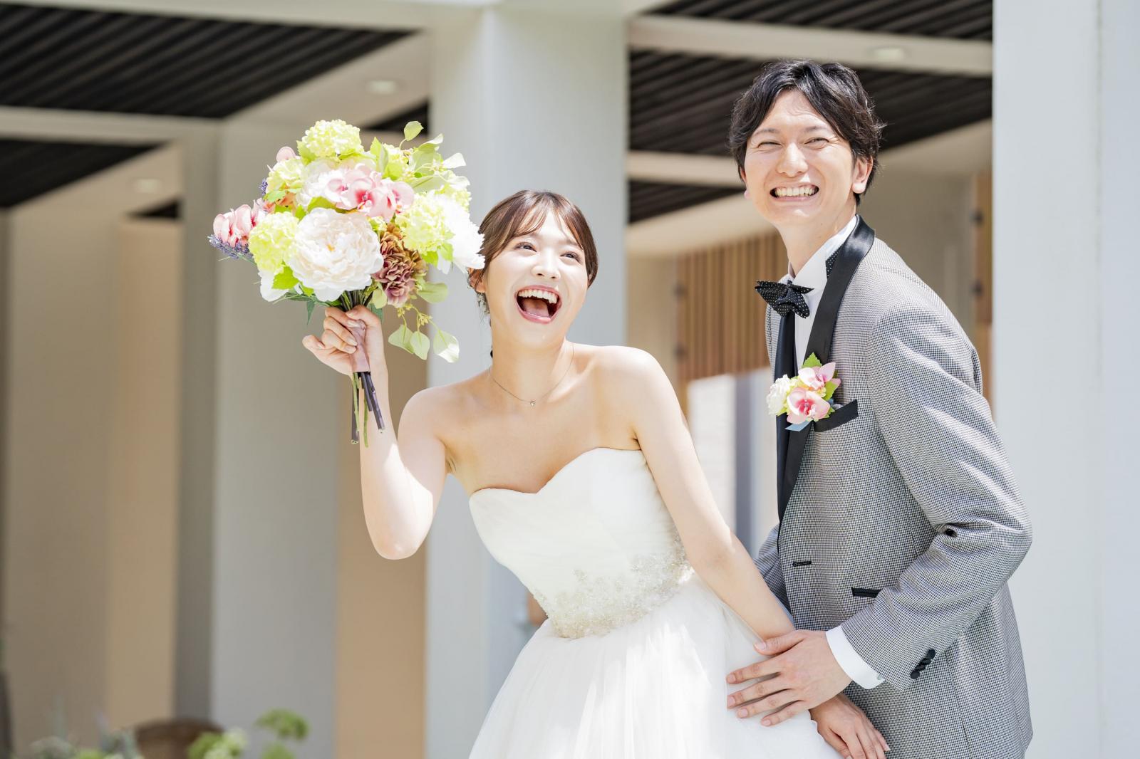 見ているだけで幸せに！おふたりのハッピーオーラ全開のまぶしい笑顔。かしこまらない自然体だからこそ残せる、お茶目で愛おしいとっておきの一枚。