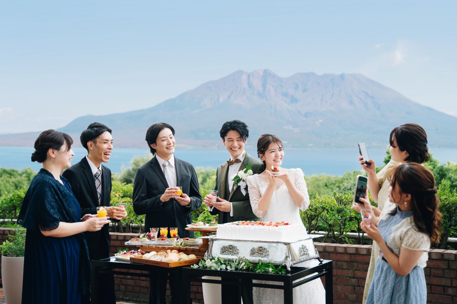 鹿児島の魅力である桜島と錦江湾が目の前に広がる最高のロケーション。ゲストへのお二人からの素敵なおもてなし