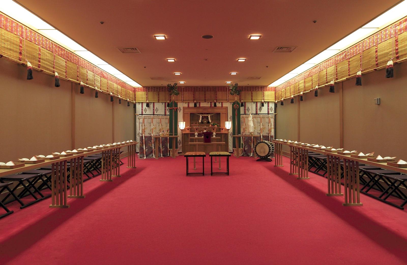 ご親族からもご好評の館内神前式。移動のご負担を最小限に抑えることができ、ゲストへの配慮も叶います。