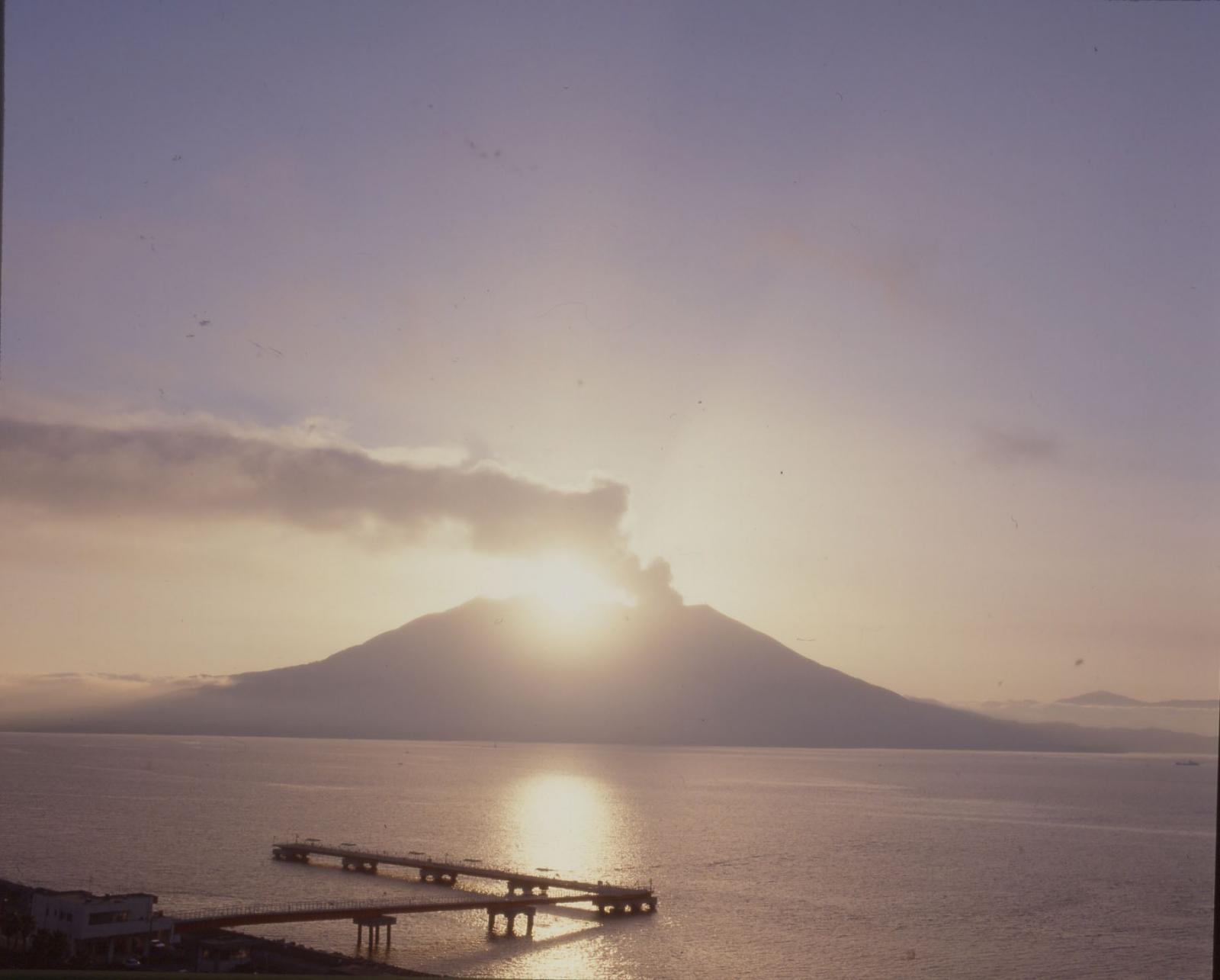 挙式会場の外の景色は、鹿児島のシンボル海と空と桜島
