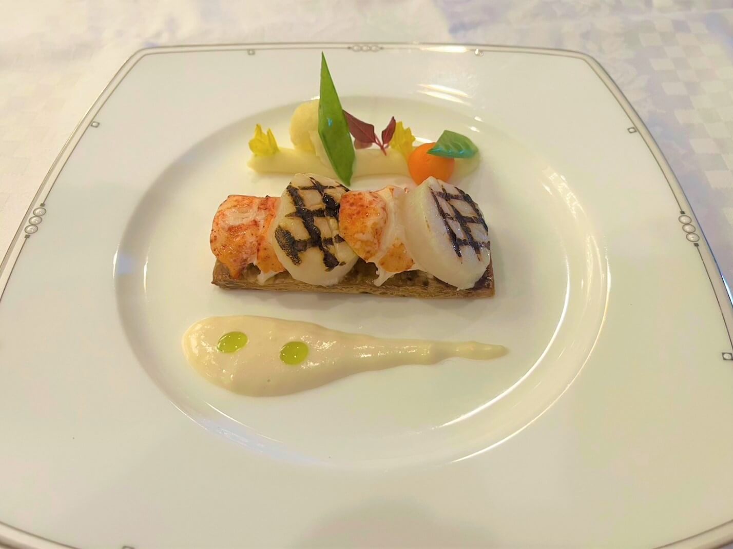 オマール海老とホタテ貝柱のポワレ　白ワインソース