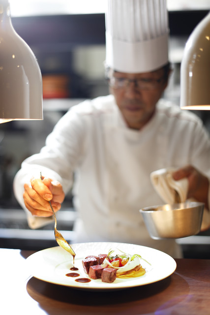 オープンキッチンからの料理は五感でも楽しめる