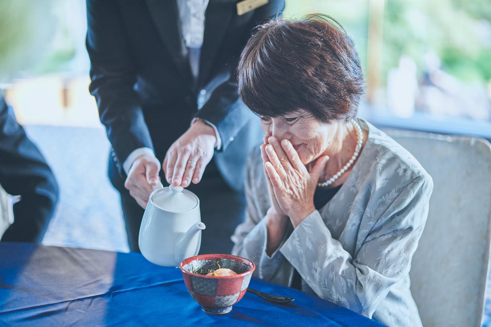 全てのコース料理に鶏飯を含んでおり、ゲストの目の前でお出しを注ぎ出来立てをお召し上がりいただける
