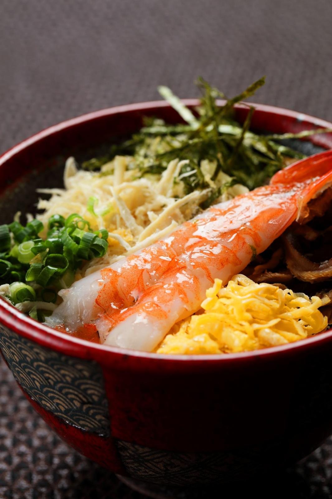 奄美大島を代表する郷土料理といえば”鶏飯”。さらりと食べられる鶏飯は年代幅広く人気の一品