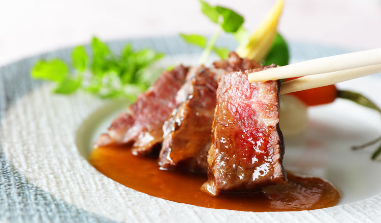とろけるように柔らかくお箸でも食べやすいメインディッシュのお肉料理