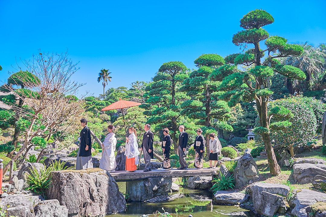 ゲストを魅了する6000坪の庭園。この庭で結ばれる新たな縁。この庭のように夫婦の縁も広く永く続いていく。
