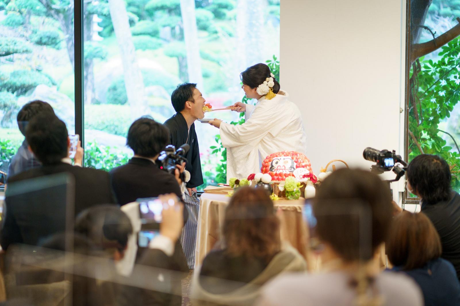 お子様たちが運んできてくれたスプーンを使ってファーストバイト。新婦様の愛情たっぷりです！