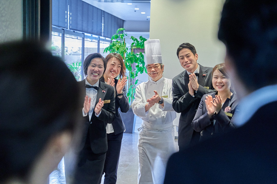 ふたりを迎えるスタッフ。チーム体制でサポートしてくれるのがポイント！