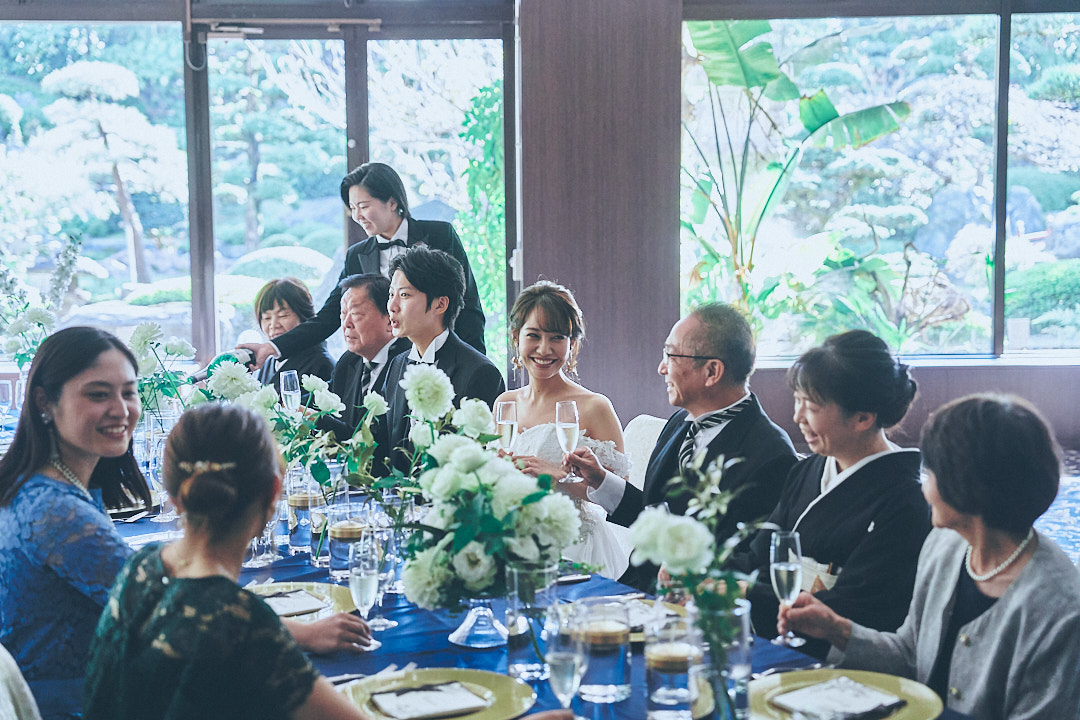 庭園を見渡せる会場で気心の知れたゲストと会話を楽しんで