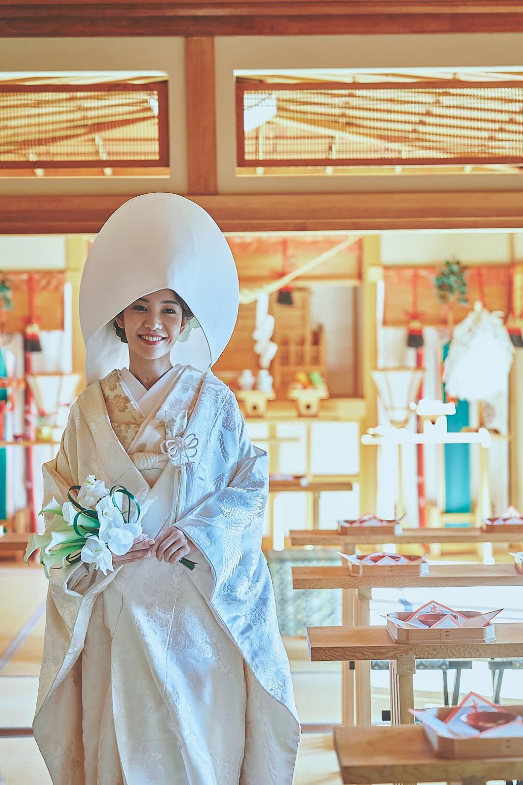 神殿に射し込む優しい光に包まれる白無垢の花嫁