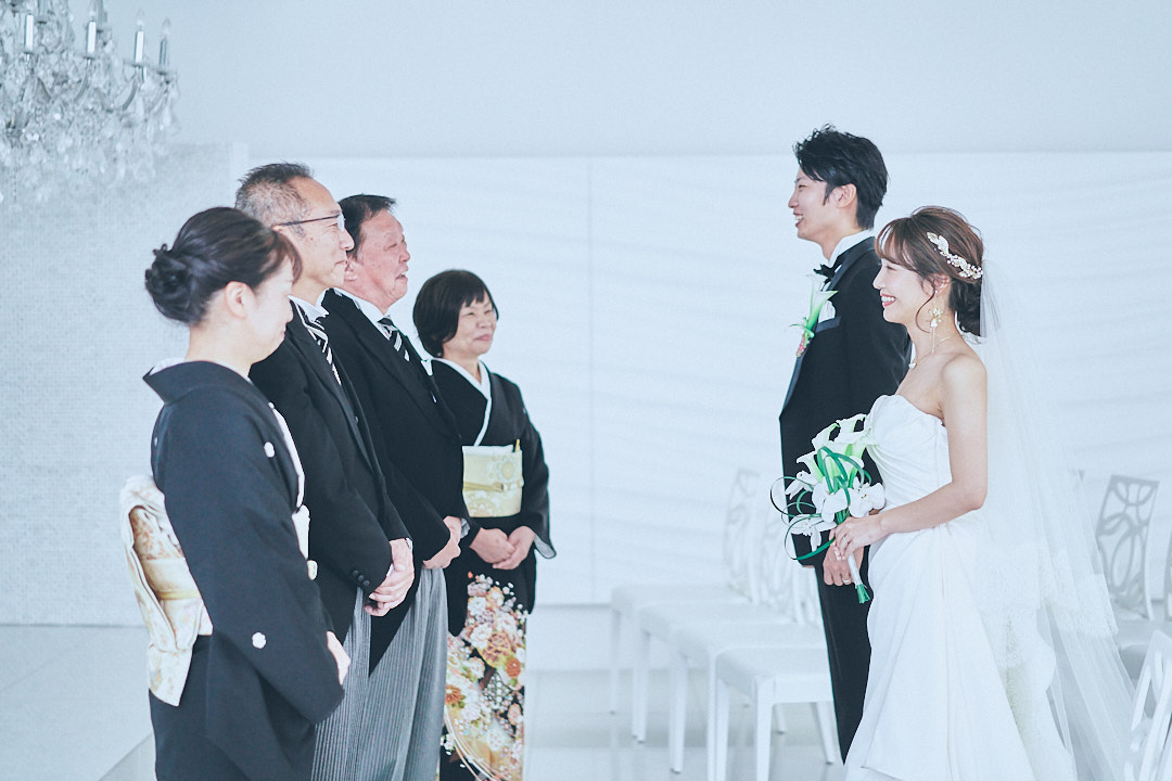 両家両親と新郎新婦でのチャペルでのファミリーミート
