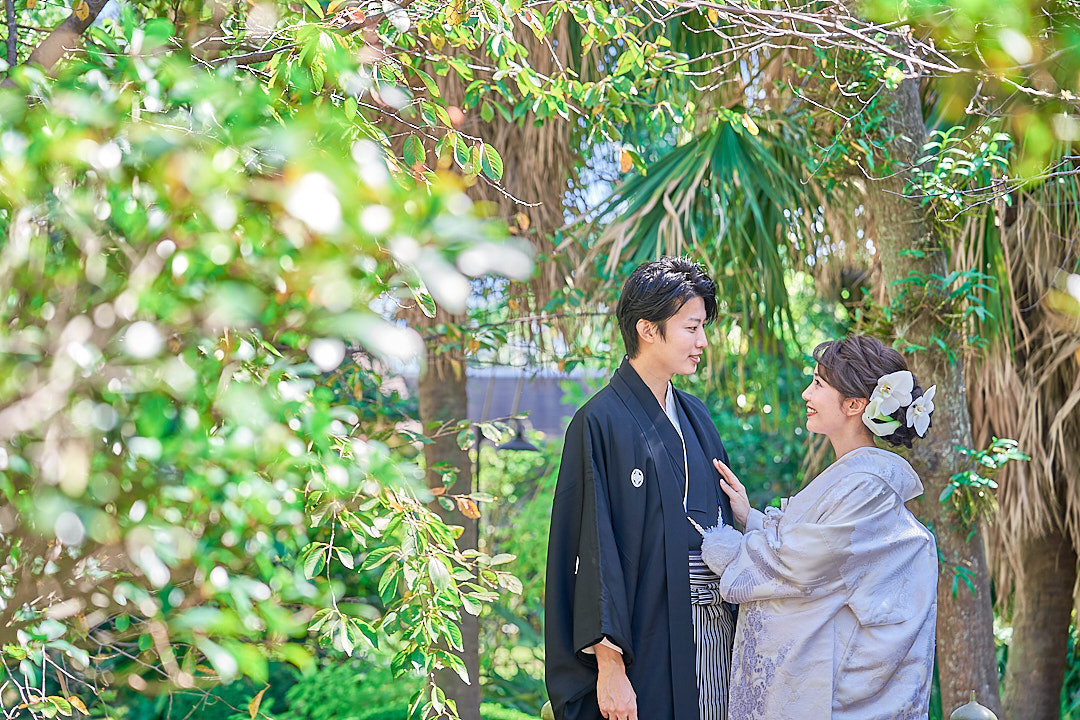 豊かな緑と陽光で花嫁の美しさがより際立つ