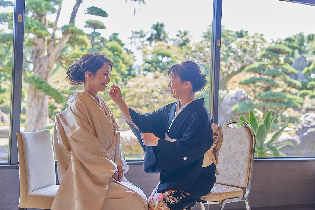 母にお支度を仕上げてもらう「紅差しの儀」