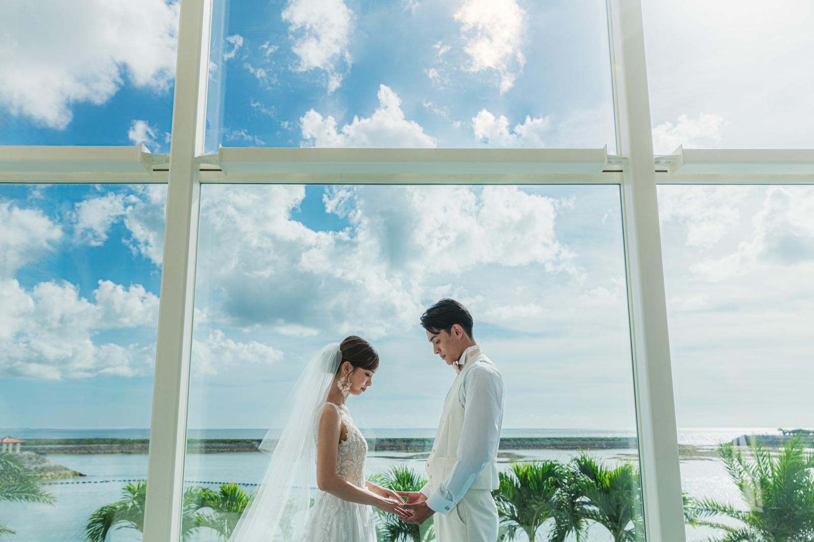 まるで海に浮かぶような誓いの瞬間はゲストの心にもしっかりと残るはず