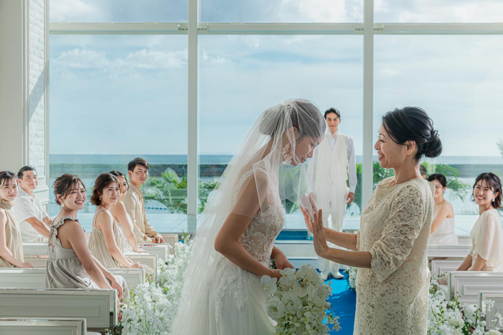 挙式の始まりは、母娘との絆が深まる感動のベールダウンから