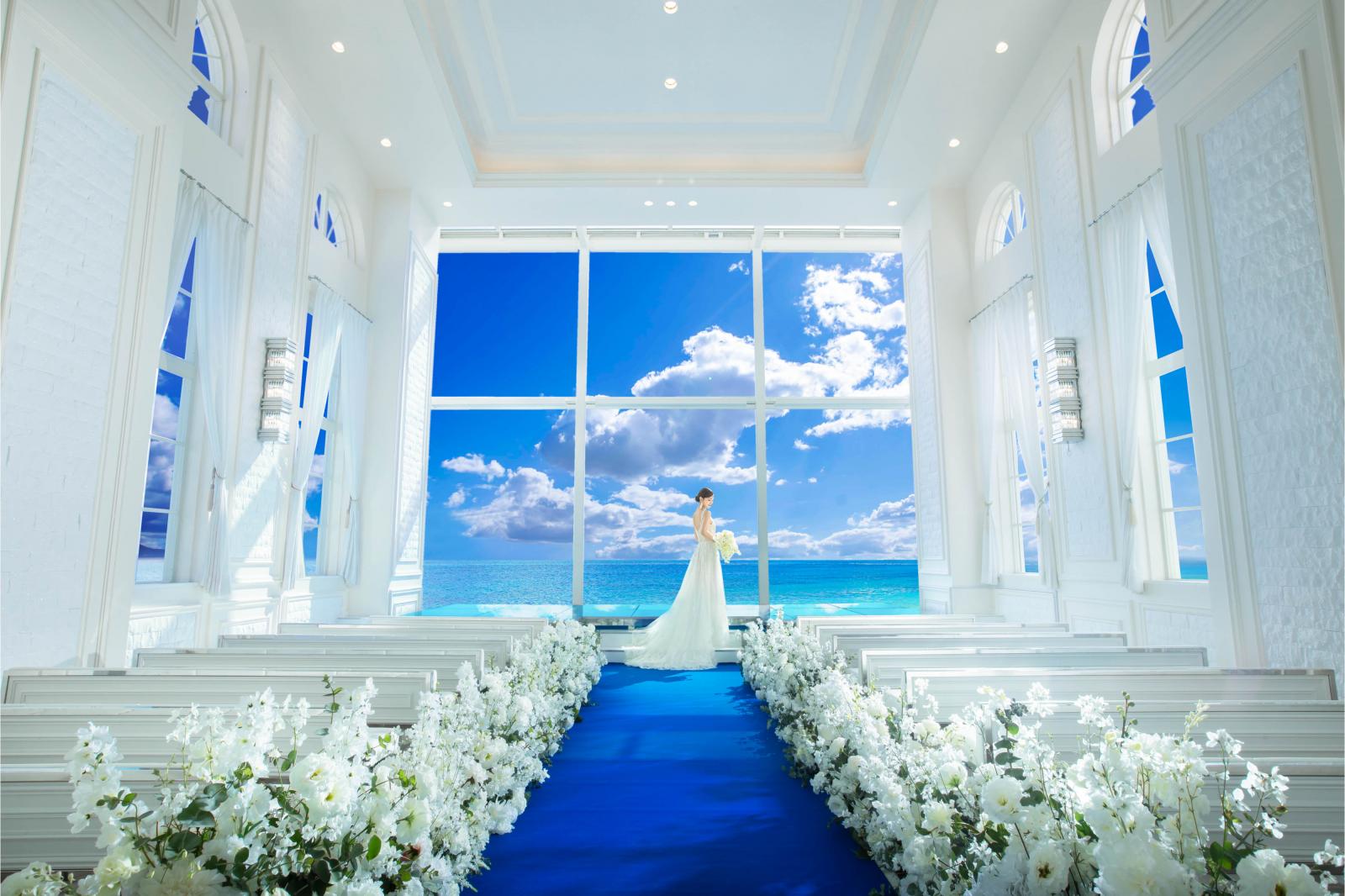 澄みわたる透明感！海へと続くインフィニティを体験！まるで海に浮かんでいるようなセレモニーが叶う