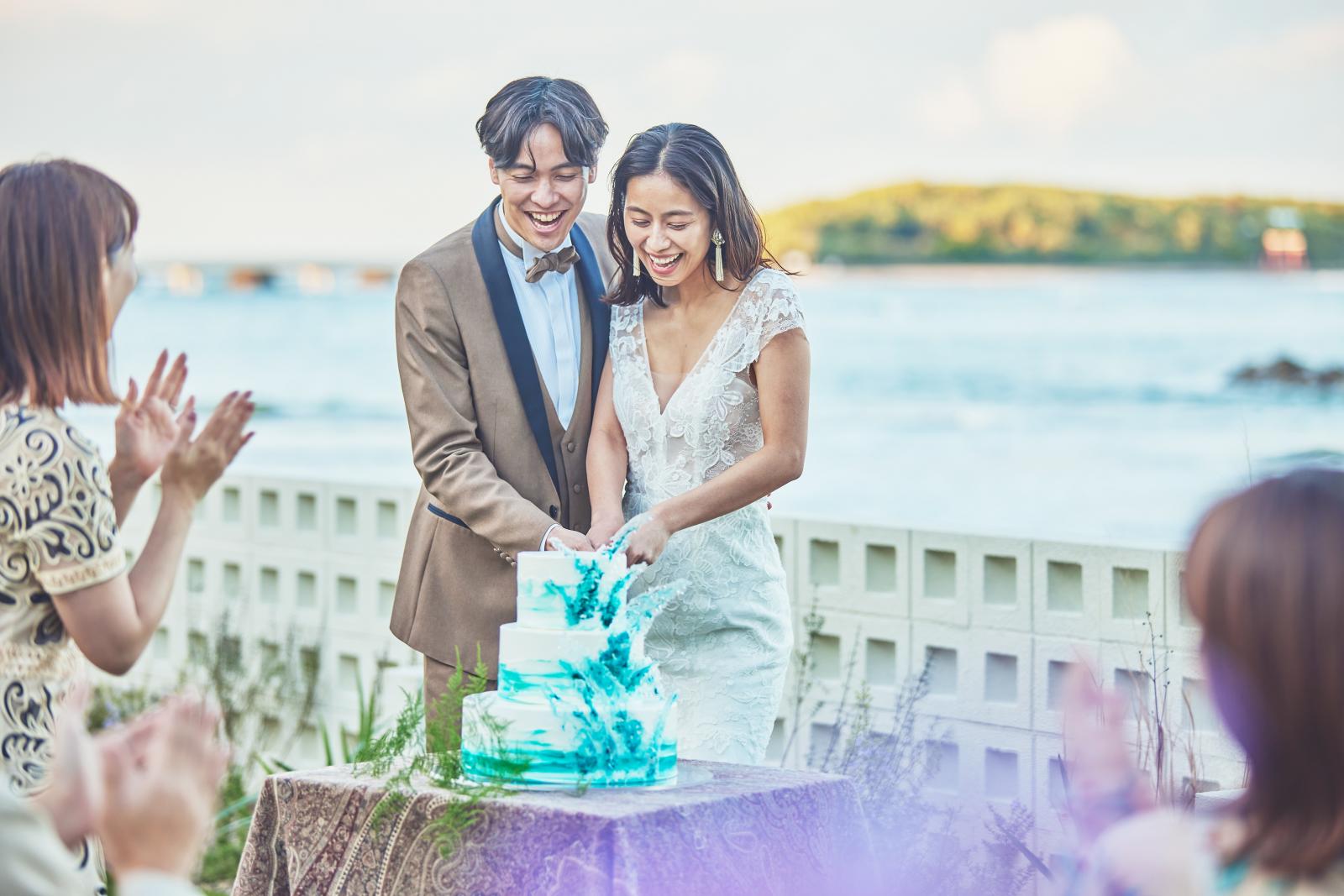 青島と海を背景にしたガーデンでのケーキカット　自由度の高いウエディング