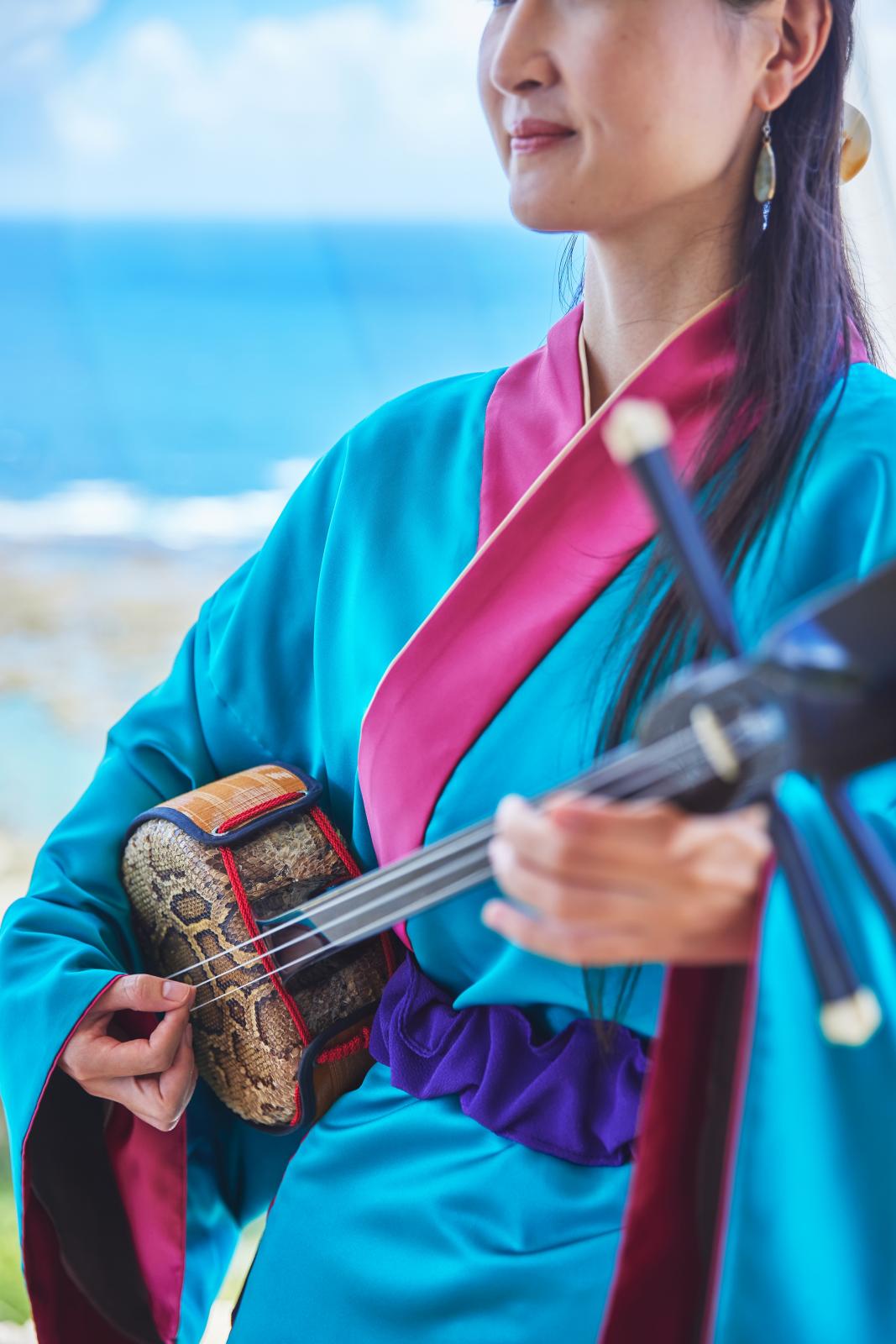 三線で奏でられる沖縄らしい音色がゲストの心に沁み渡る