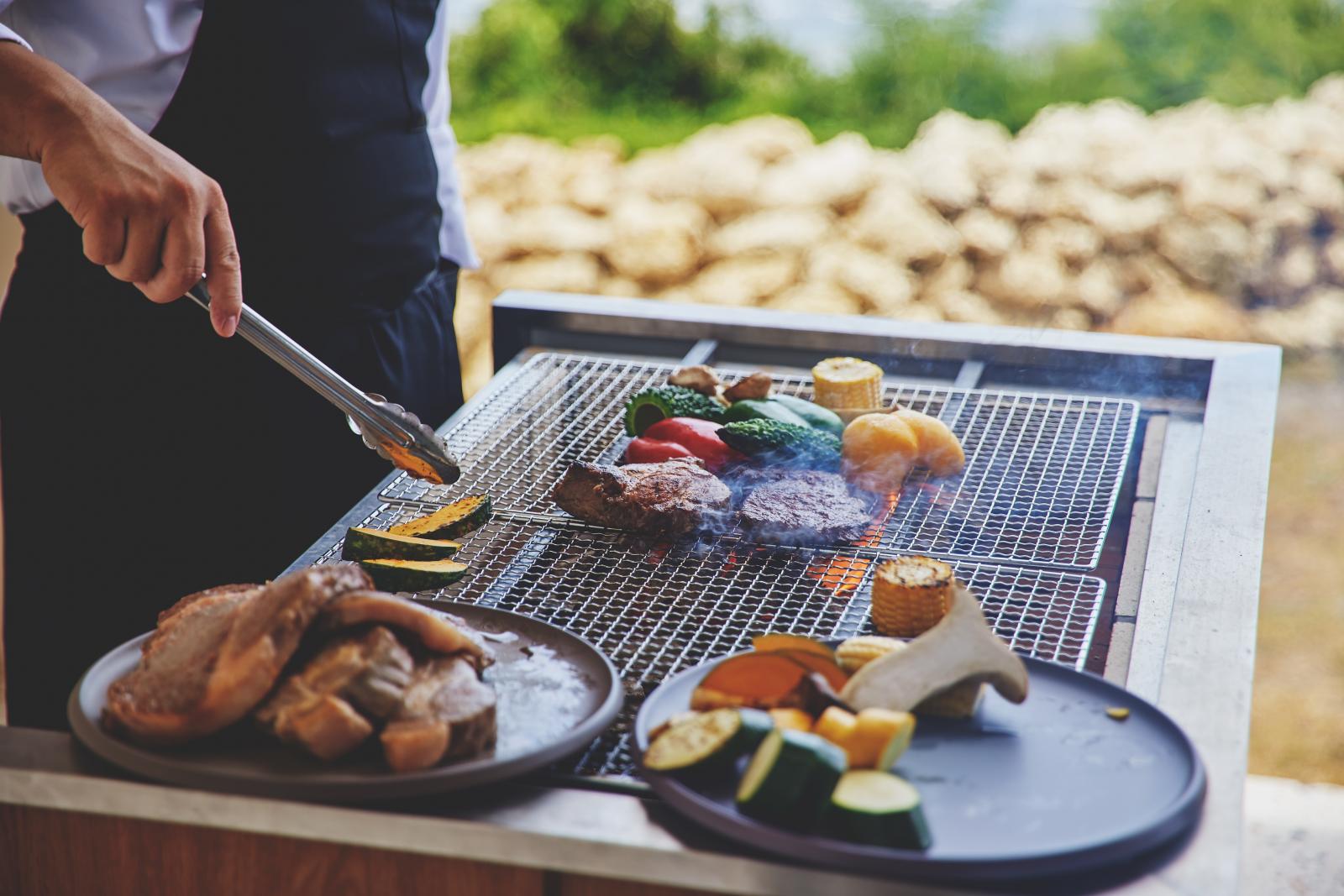 開放感溢れるテラスにて、ゲストの目の前で焼き立てをサーブする「キラナグリル」