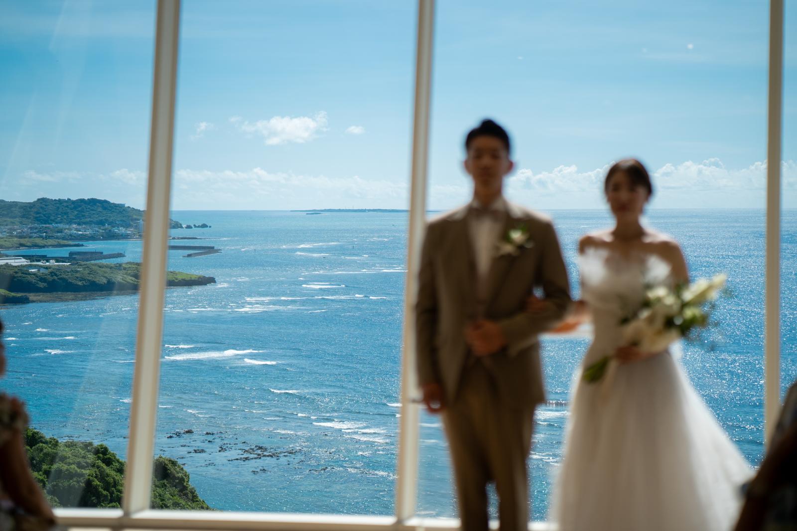 大切な皆様と沖縄の壮大な海を見ながらふたりの未来を誓い合う