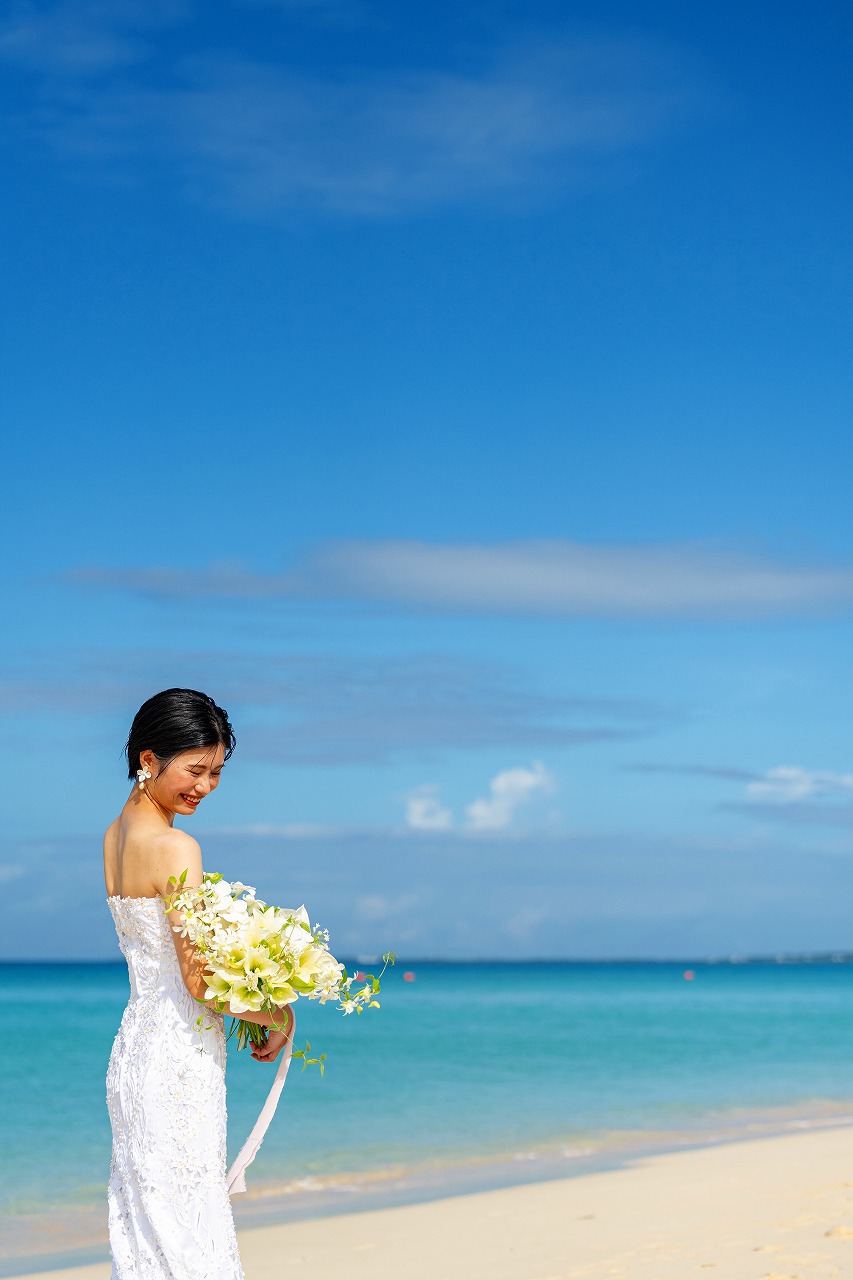 こだわりのブーケ。海と空の青さの中でとても綺麗。