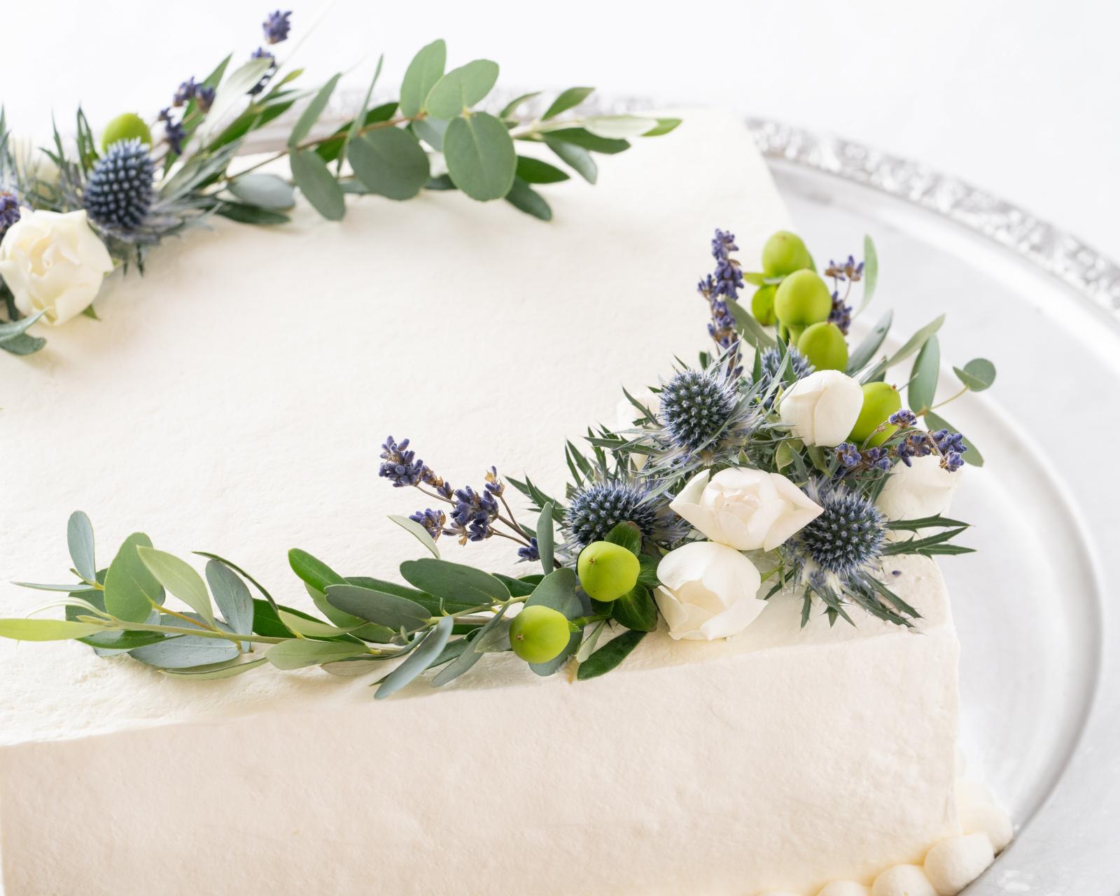 ウエディングケーキ　ウエディングコーディネートとお揃いのアレンジで！