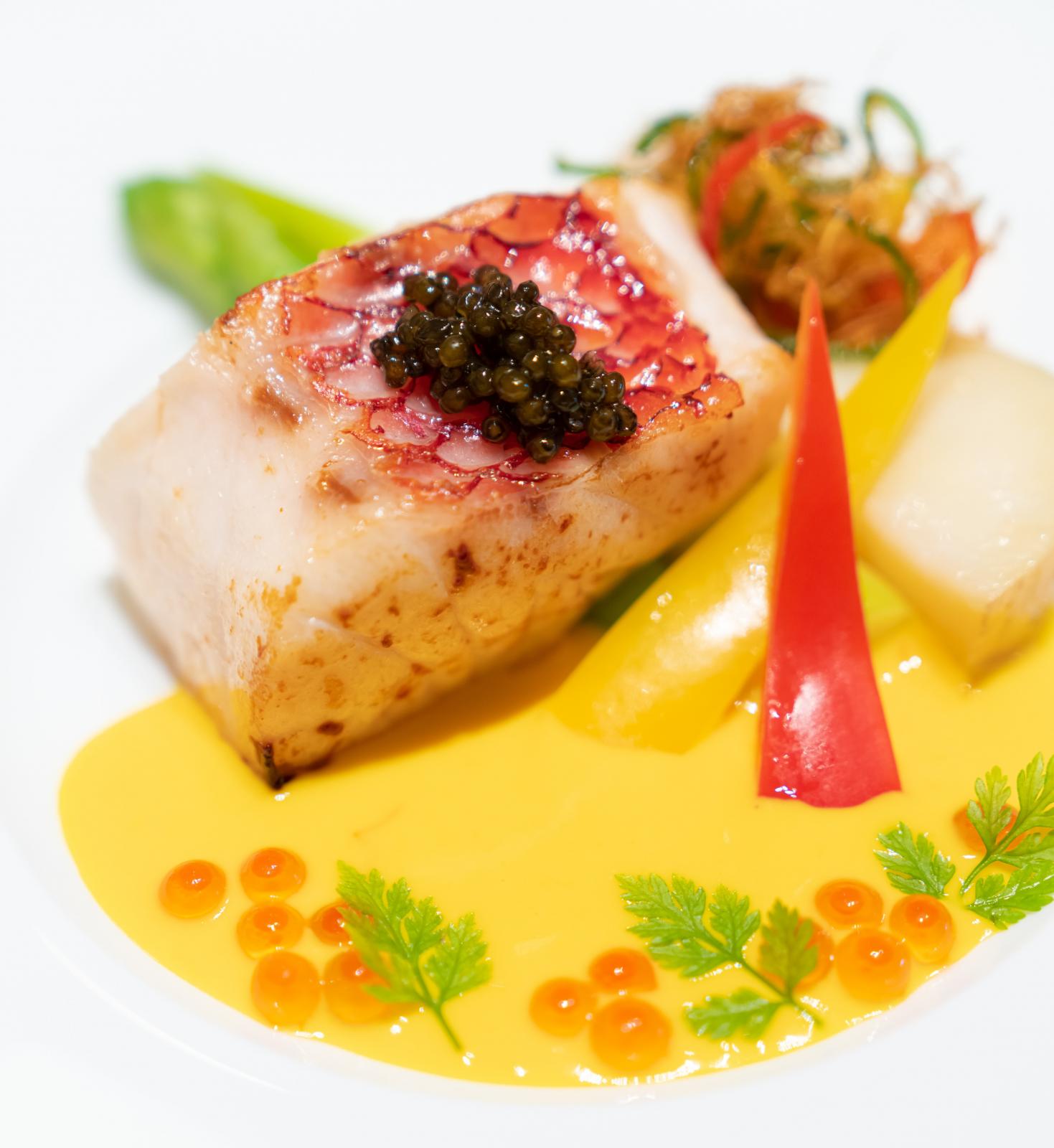 琉球鮮魚アカマチポワレ　<br />
サフランソース