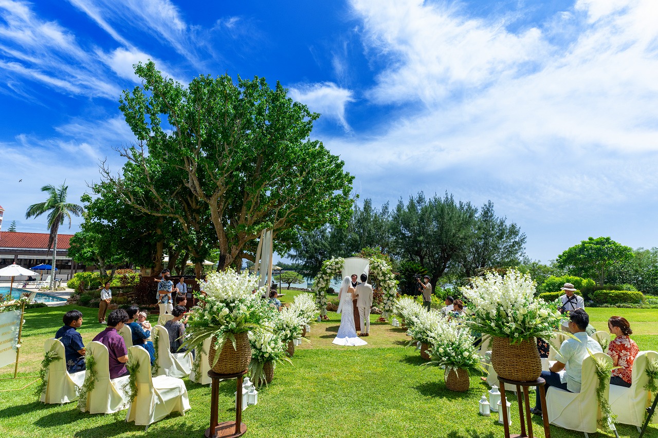 美しい海と雄大な自然の中で　ふたりにとって至福の時を紡ぐ<br />
ラグジュアリーなリゾートウエディング