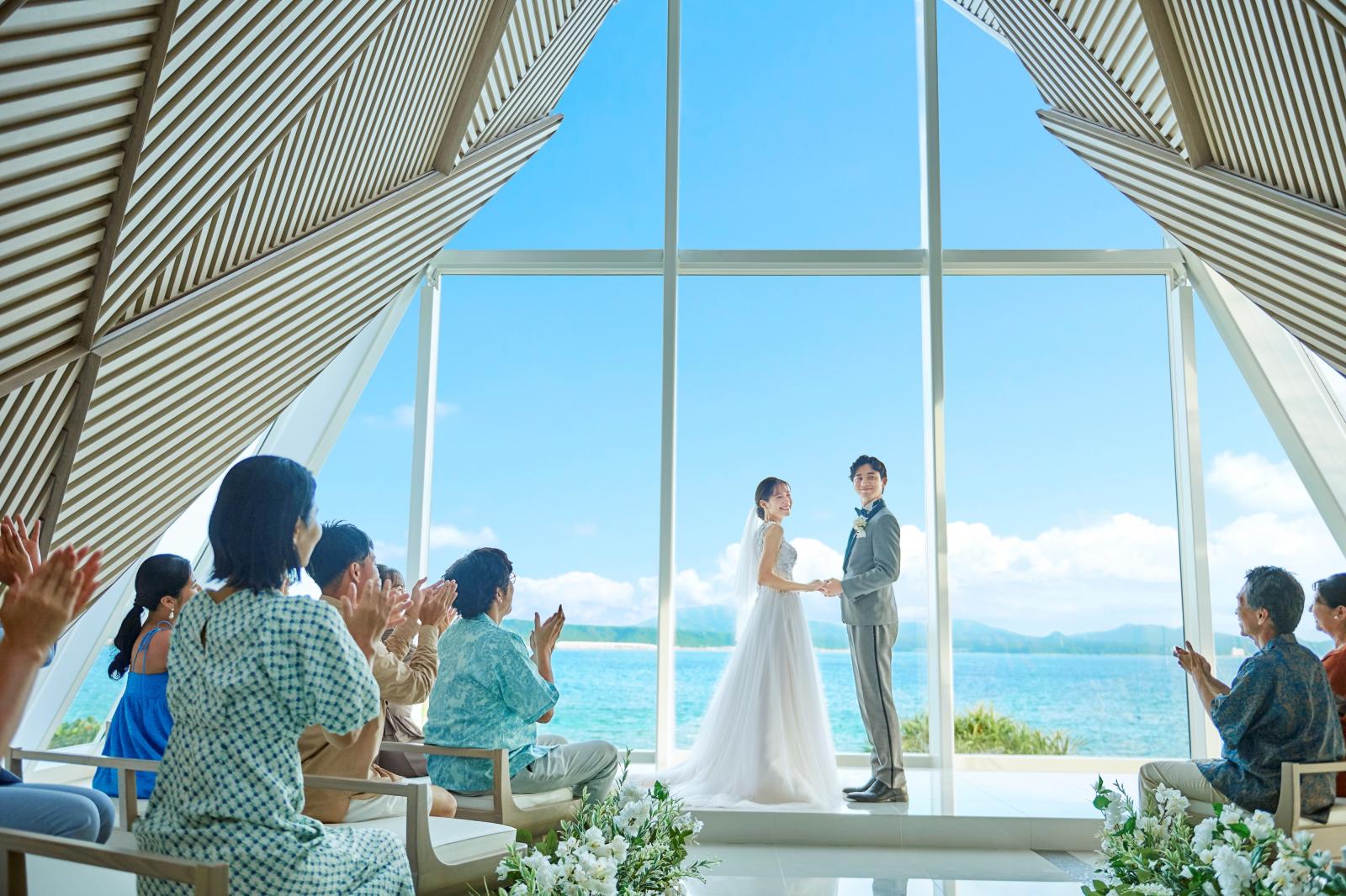 天井から降り注ぐ自然光がオブジェをきらめかせ、祭壇の先には、海と空が織りなすパノラマが広がります。