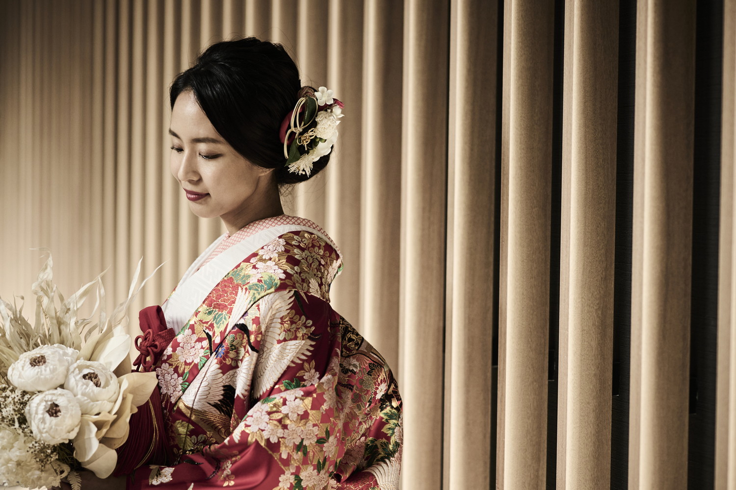 和装でもブーケを用意するのがトレンド。真っ白なデザインで、花嫁の奥ゆかしさを表現した。