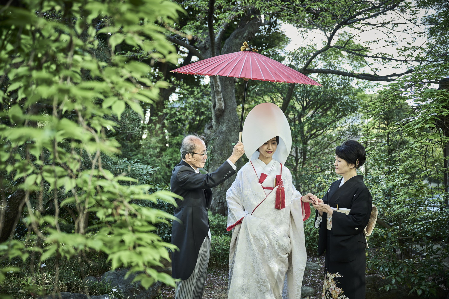 神社の外では、ロケーションフォトの撮影も可能。専属カメラマンも一緒に出張して、記録に残すのがお薦め。