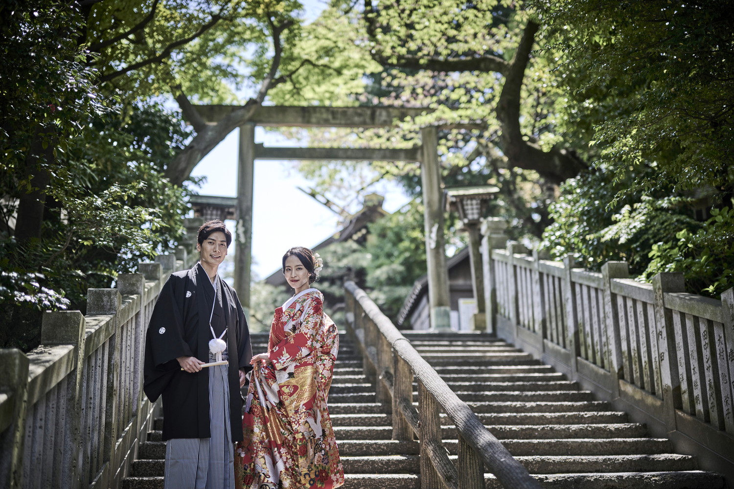 神前式では白無垢でも色打掛でもご案内可能。衣裳、美容、着付け、神社までの移動などは全てプランに込み。