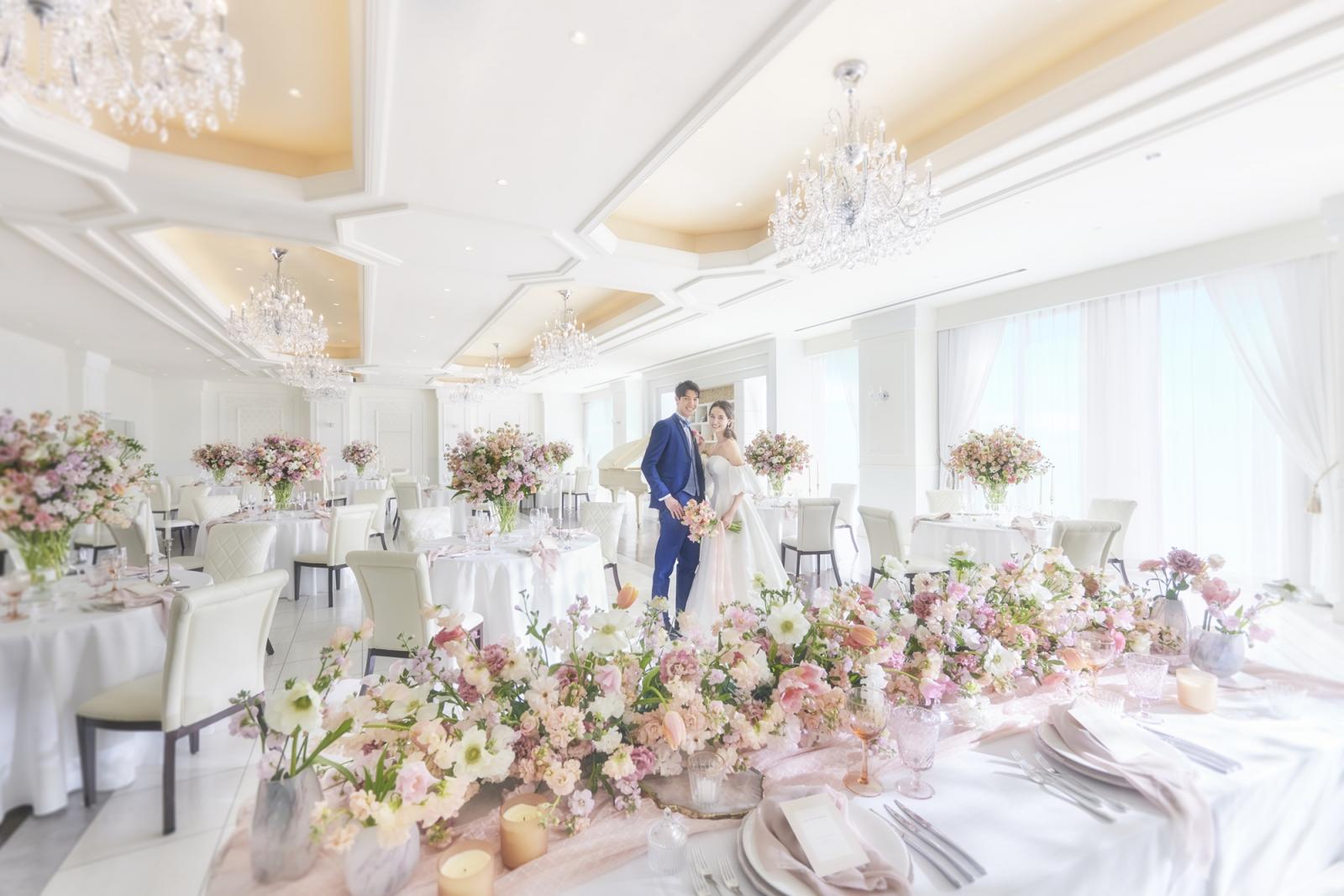 シンプルにも華やかにも自在に映える上質な空間で、花嫁の理想を表現する特別なコーディネートを。