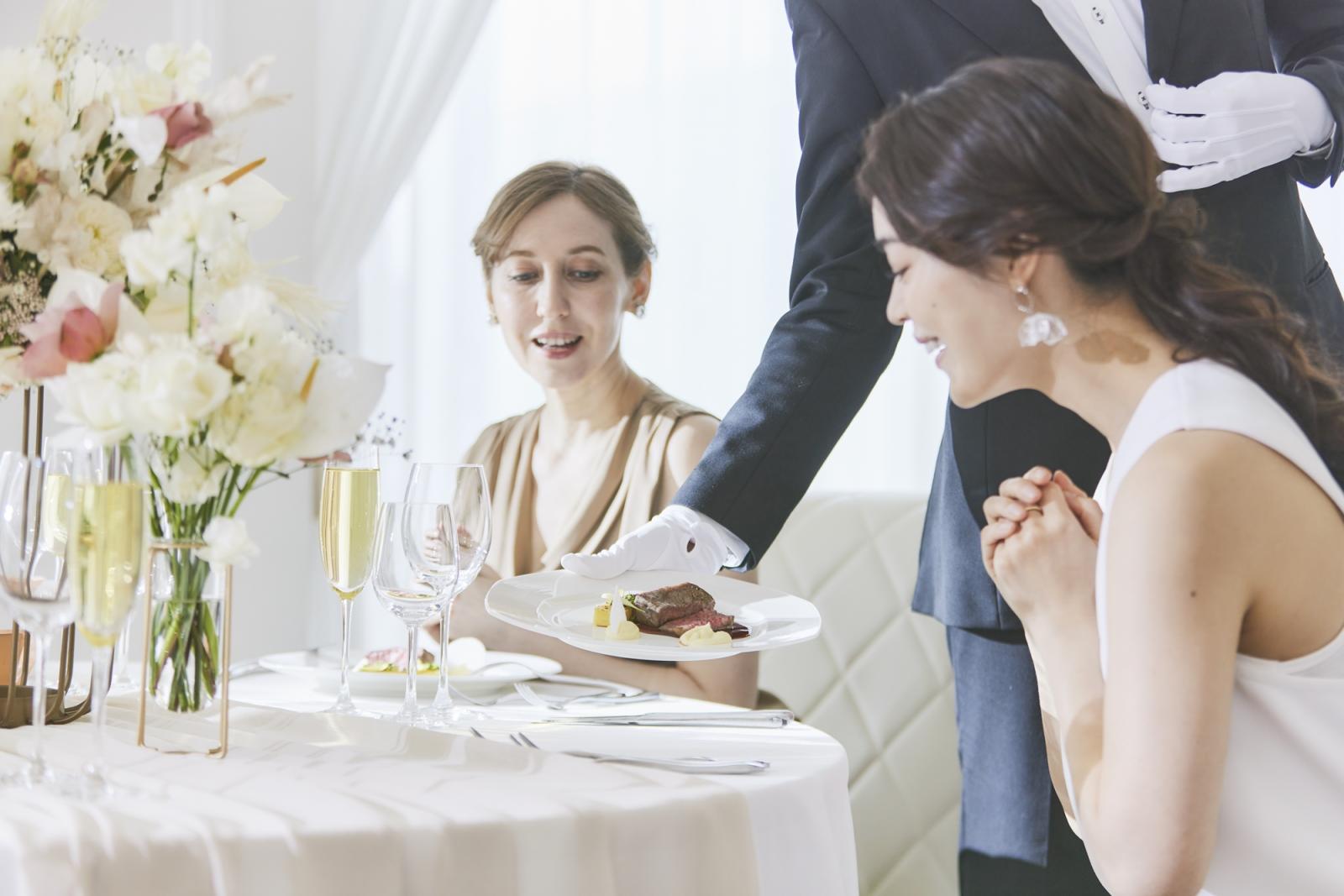 料理はゲスト一人ひとりのコースの進み具合に合わせて、最良のタイミングでテーブルへ届けられる