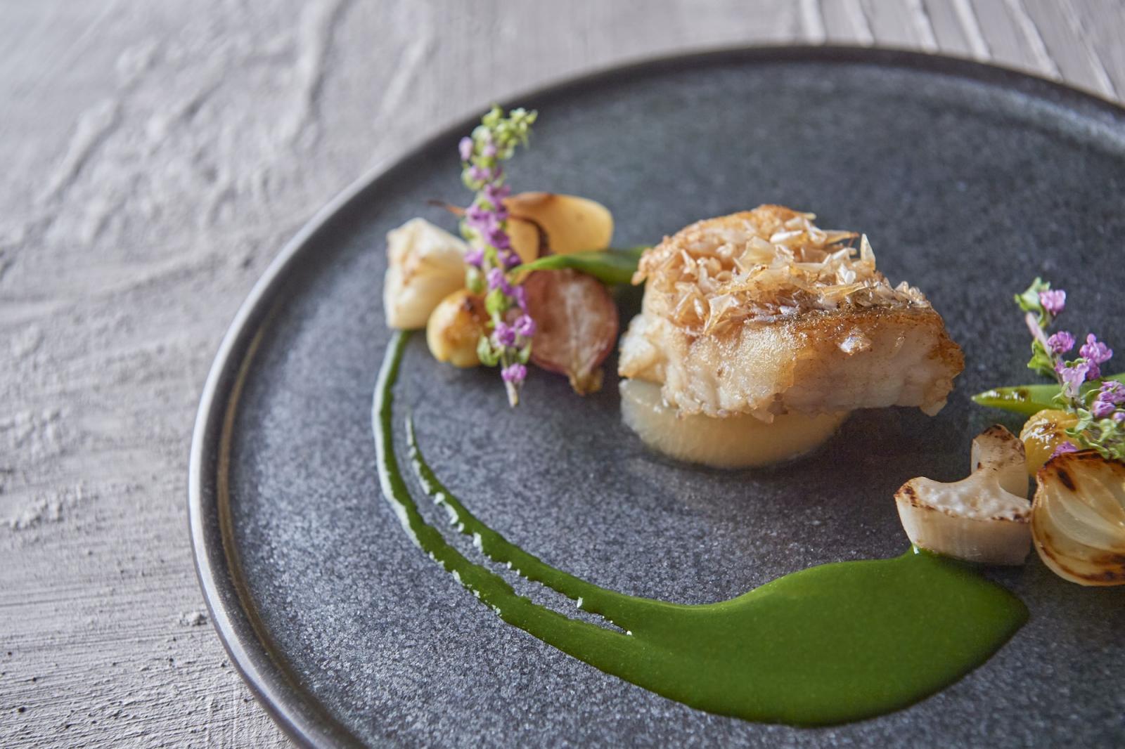 木の芽のソースや、花穂のあしらいなど和の食材を掛け合わせ、華やかさの中に馴染み深い味わいを表現する