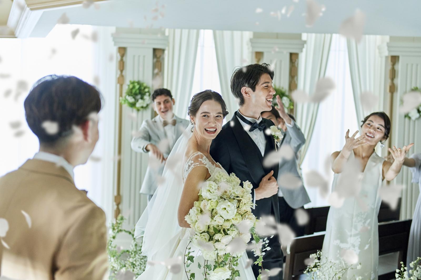 ゲストからの祝福のフラワーシャワーにおふたりも笑顔に