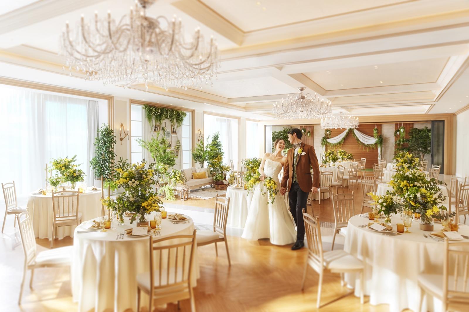 天候を気にすることなく開放的なパーティが楽しめるニューヨークレジデンス。ナチュラルな空間のなかでも、シャンデリアの華やかさが結婚式らしさを表現してくれる